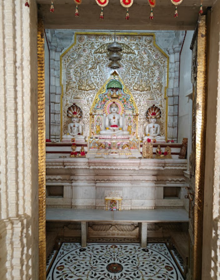 Shri Adeshwar Bhagwan Shwetamber Jain Mandir, Neharu Street, Ammeer Mohalla, Hassan (Karnataka) image 1