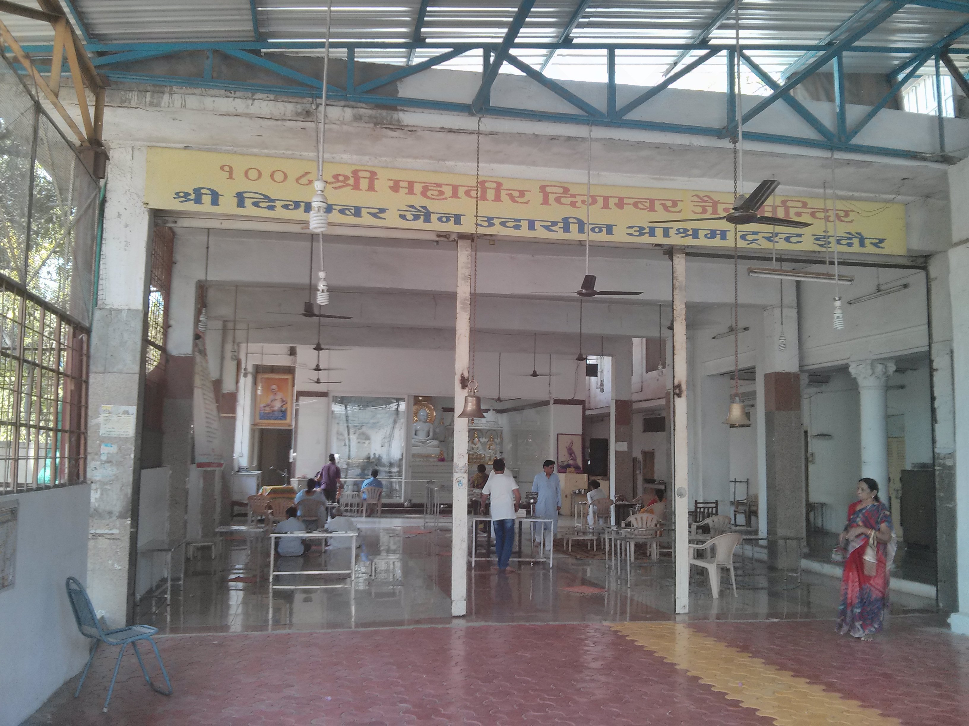 Shri Mahavir Digamber Jain Mandir, Digamber Jain Udasin Ashram, 584, Mahatama Gandhi Marg, Tukoganj, Indore (M.P.) image 1