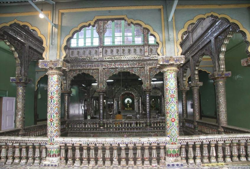 Shri Digamber Jain Kaanch Mandir,  Sir Seth Hukumchand Marg, Itwaria Bazar, Indore (M.P.) image 2