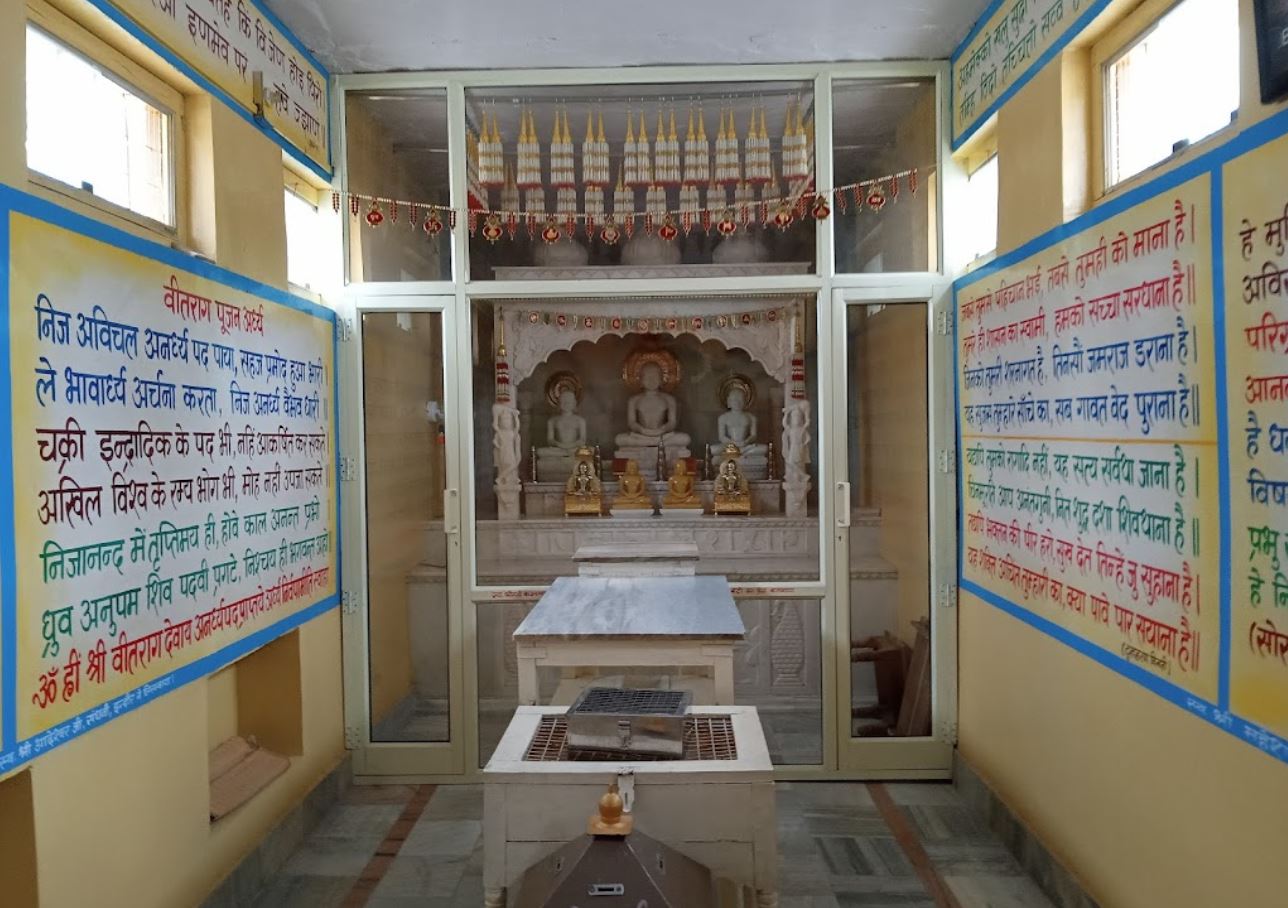 Shri 1008 Parshvnath Digamber Jain Bada Mandir, Amayan, District - Bhind (M.P.) image 3