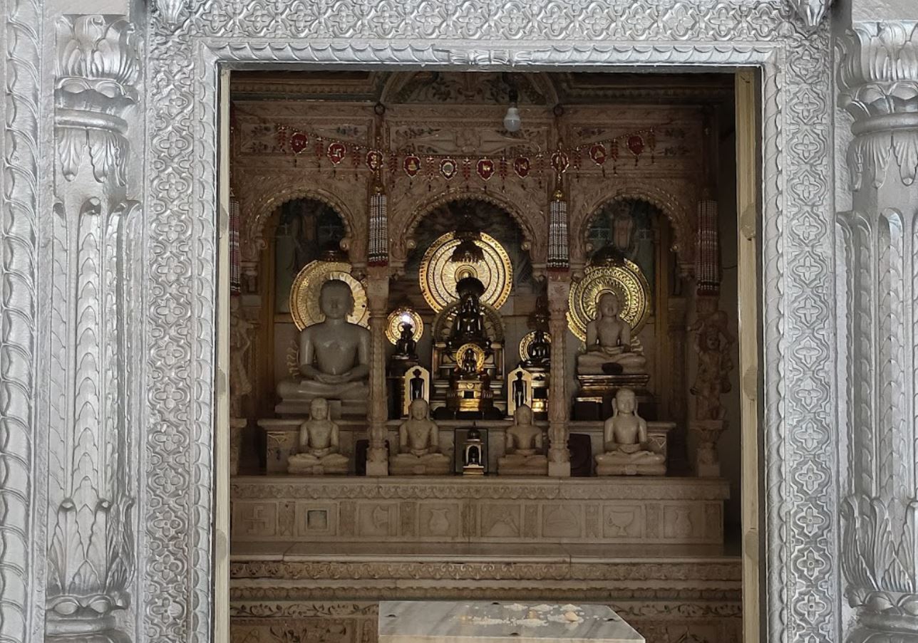 Shri 1008 Parshvnath Digamber Jain Bada Mandir, Amayan, District - Bhind (M.P.) image 5