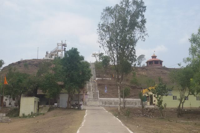 Shri 1008 Adinath Digamber Jain Atishaya Tirth Kshetra (Mantung Giri), Aamkheda, District-Dhar (M.P.) image 2