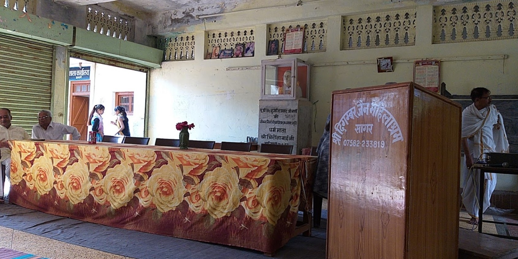 Shri Parshvnath Digamber Jain Mandir Mahila Ashram, 181, Gali Number 4, Laxmipura, Sagar (M.P.) main image