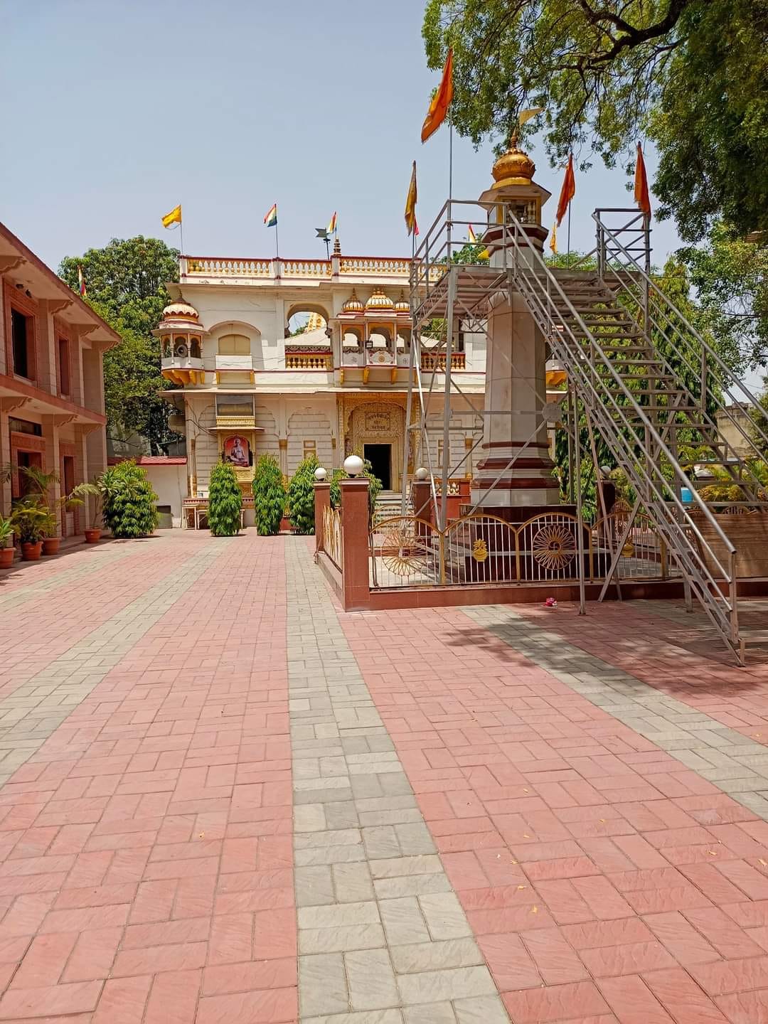 Shri Parshvnath Digamber Jain Mandir, Jawari Bagh, Murai Mohalla, Indore (M.P.) image 11