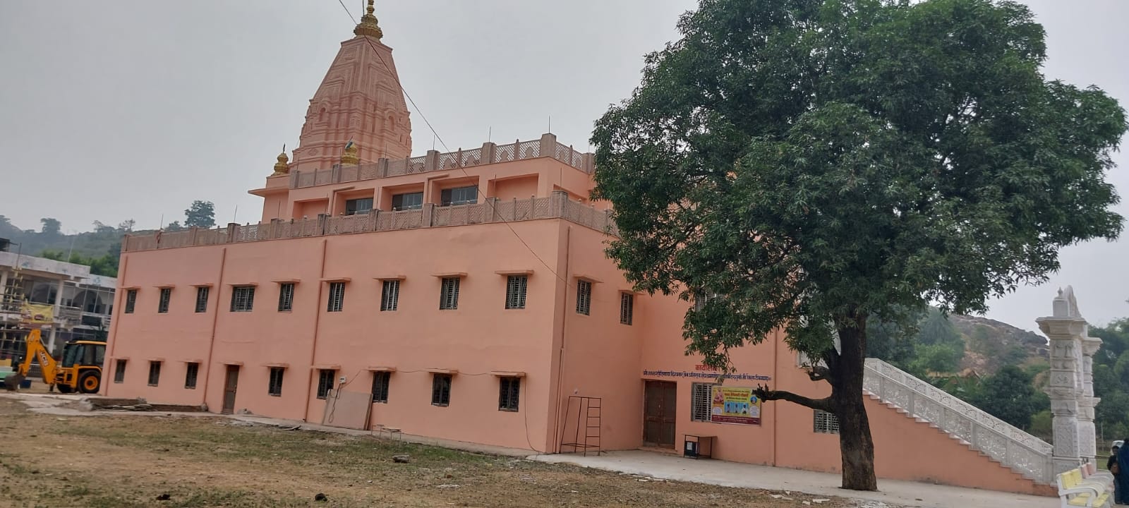 Shri 1008 Shantinath Digamber Jain Atishaya Kshetra Shramanyodaya Tirth Darguwanji, District-Tikamgarh (M.P.) image 2