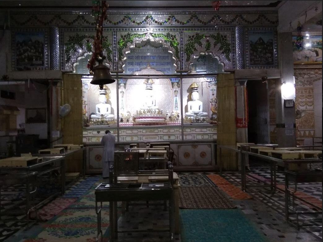 Shri Digamber Jain Mandir (Gaon Mandir), Purana Bazar, Ashok Nagar (M.P.) image 2