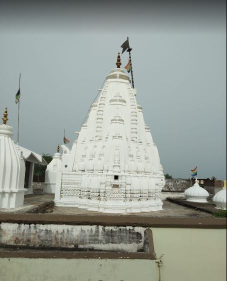Shri Parshvnath Digamber Jain Mandir, Bakaner, District-Dhar (M.P.) image 4
