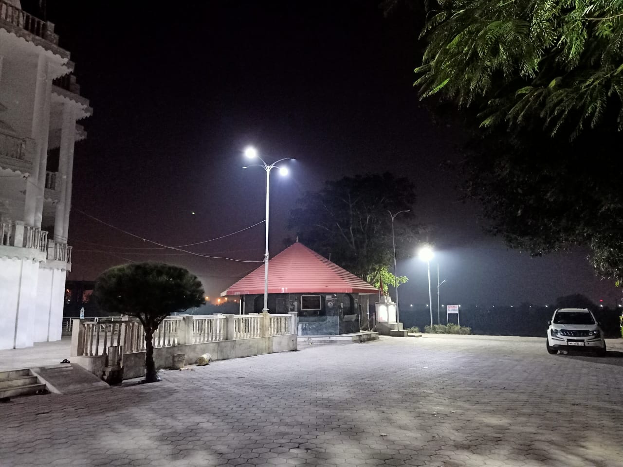 Shri Digamber Jain Navgrah Jinalaya Atishaya Kshetra, Greater Baba Parisar, Airport Road, Indore (Madhya Pradesh) image 8