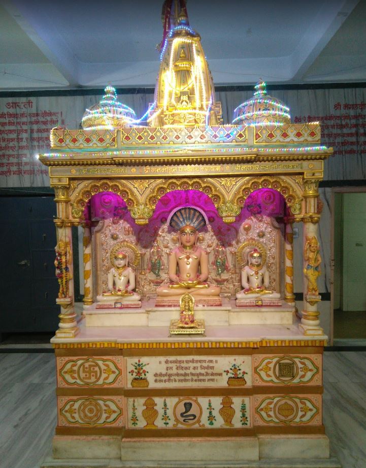 Shri Manmohan Parshvnath Jain  Shwetamber Mandir and Guru Mandir, Parshwanath society, Race Course Road, Indore (Madhya Pradesh) image 2