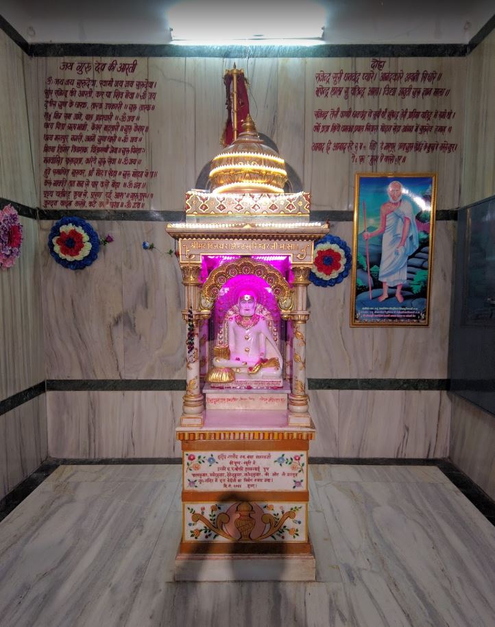 Shri Manmohan Parshvnath Jain  Shwetamber Mandir and Guru Mandir, Parshwanath society, Race Course Road, Indore (Madhya Pradesh) image 3