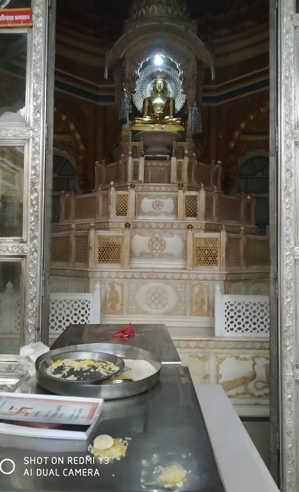 Shri Digamber Jain Marwadi Mandir,  Rajwada, Indore (M.P.) image 3