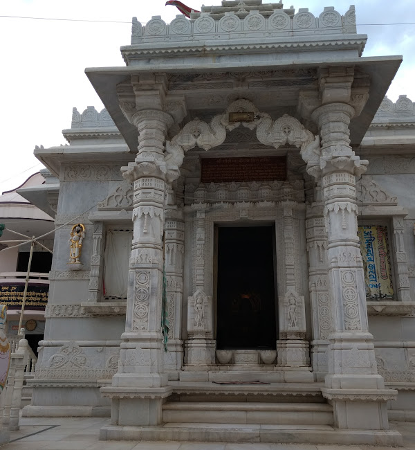 Shri Godiji Parshvnath Jain Shweatmber Tirth, Meghnagar, District-Jhabua (M.P.) main image