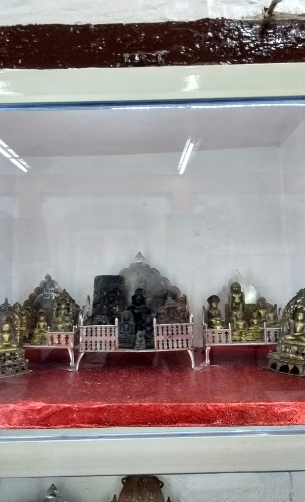 Shri 1008 Chandraprabhu Digamber Jain Mandir, Namakmandi, Ujjain (Madhya Pradesh) thumbnail 6
