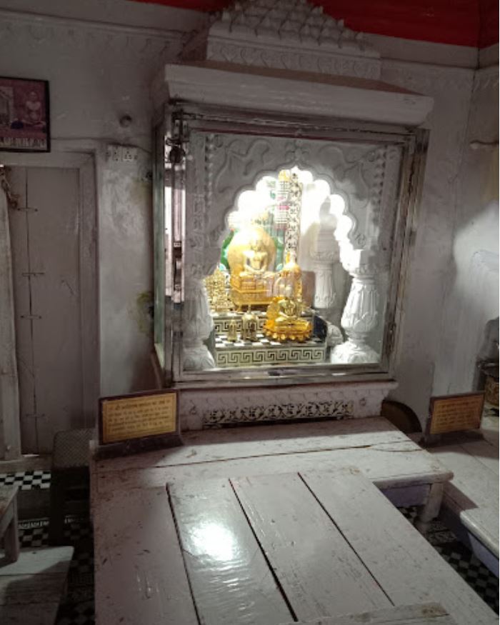 Shri Adinath Digamber Jain Mandir, Karera, District - Shivpuri (Madhya Pradesh) image 4