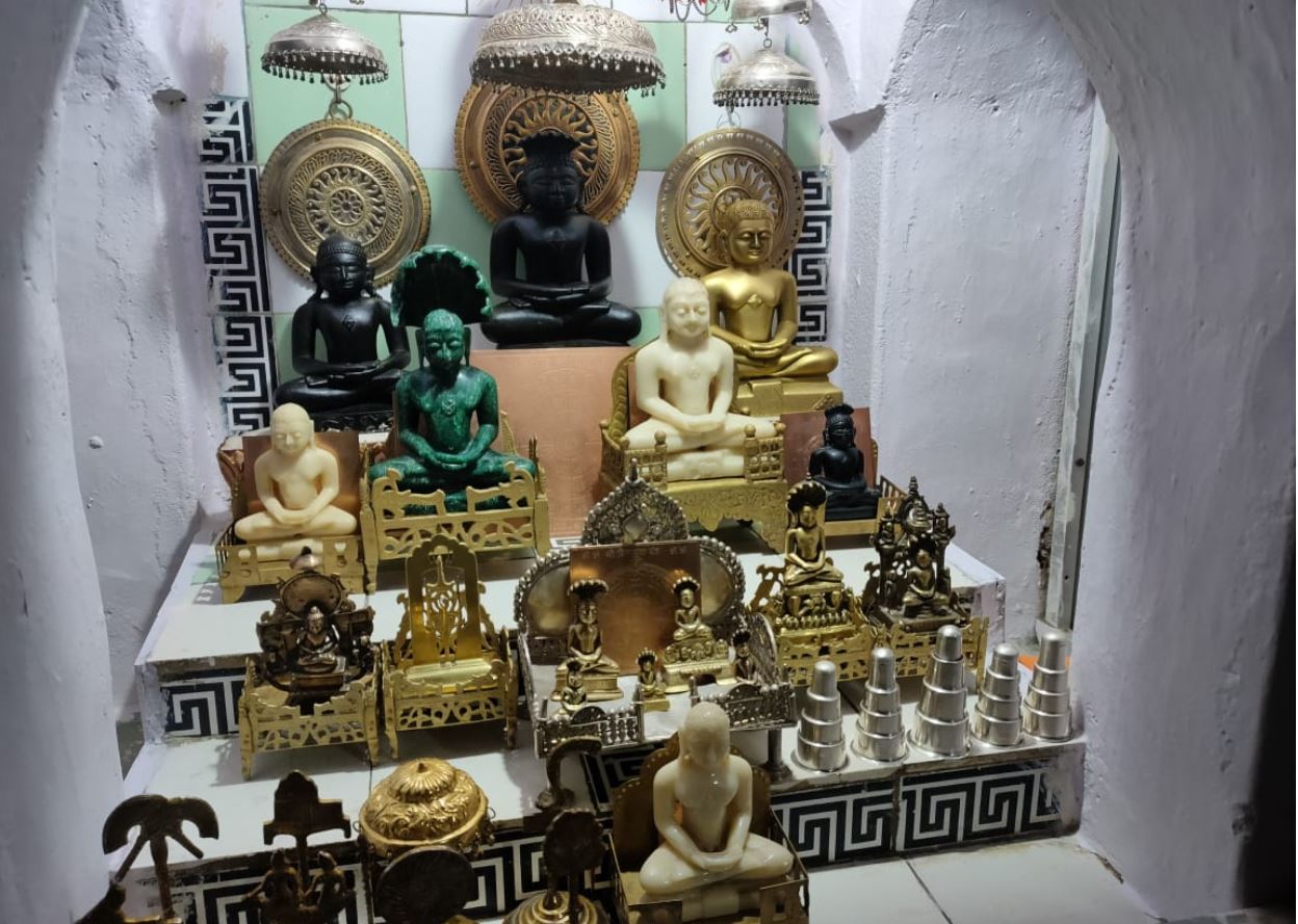 Shri Parshvnath Digamber Jinalaya. Paharwala Jain Mandira, Karera, District - Shivpuri (M.P.) image 2