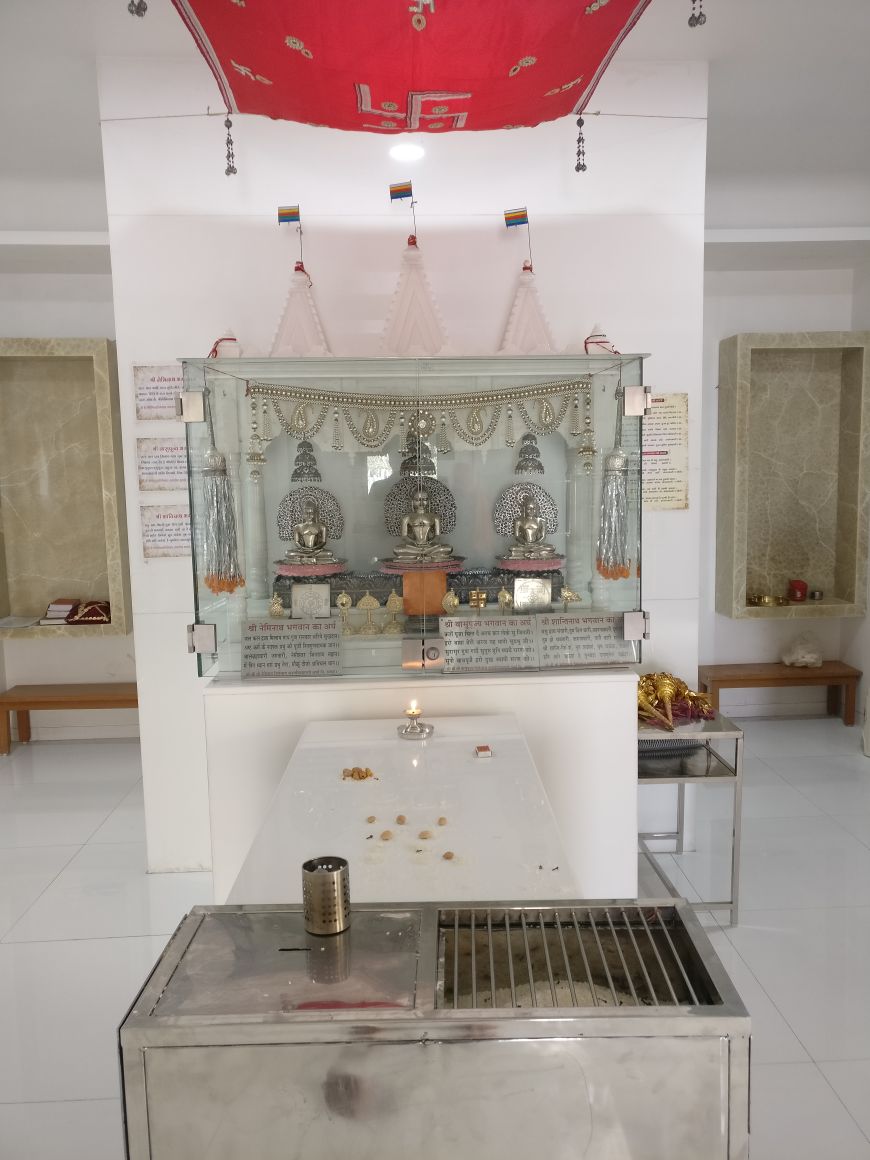 Shri 1008 Vasupujya Digamber Jain Mandir,  Someshwara Enclave, Vesu, Surat (Gujarat) image 3