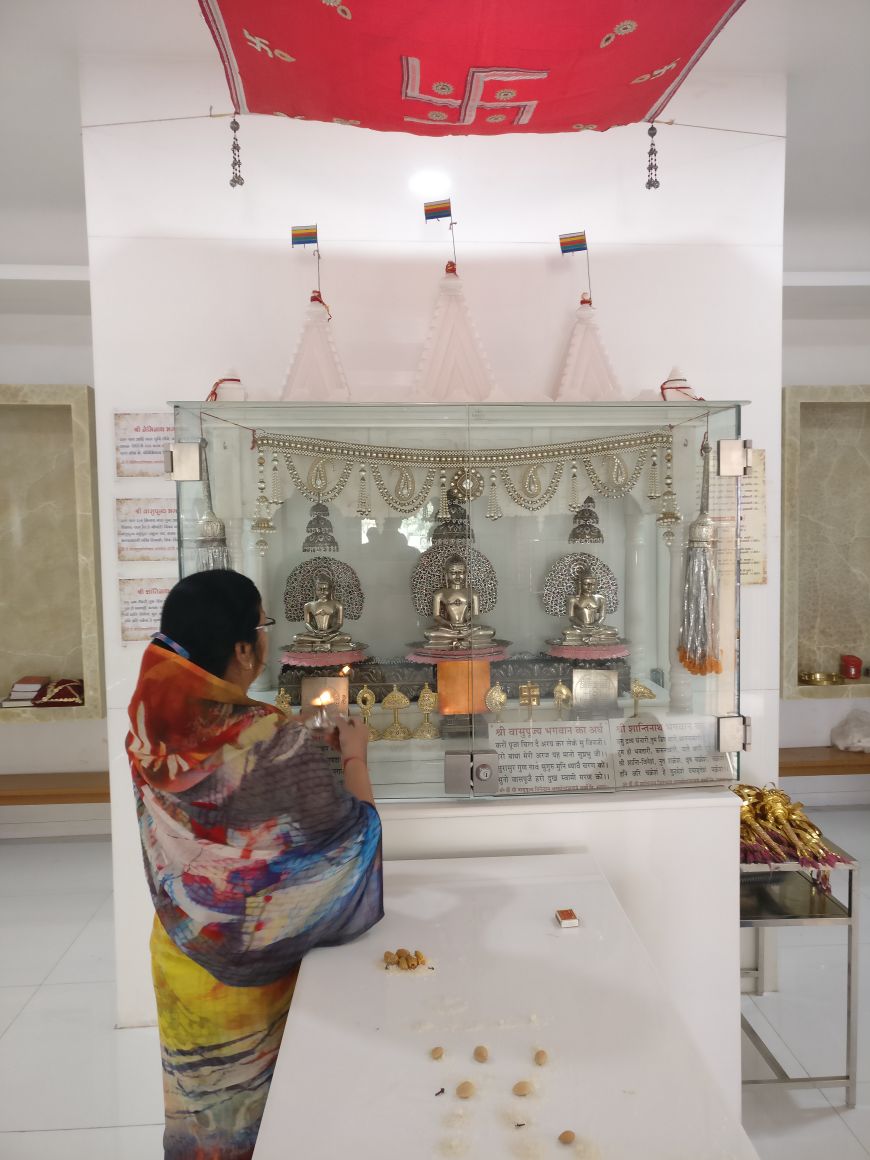Shri 1008 Vasupujya Digamber Jain Mandir,  Someshwara Enclave, Vesu, Surat (Gujarat) image 4