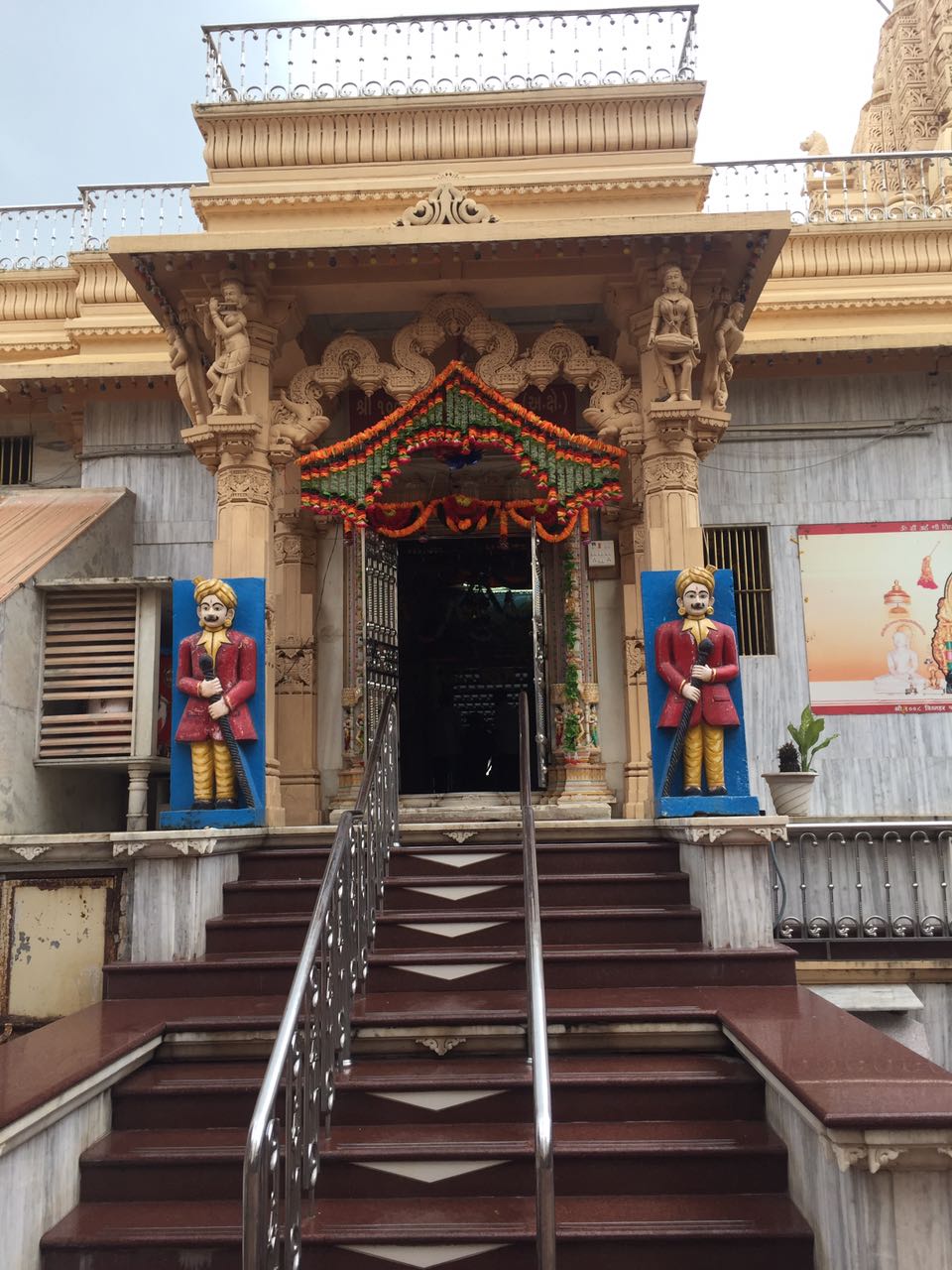 Shri 1008 Shri Vighnhar Parshvanath (Atishaya Kshetra) Digamber Jain Mandir, Mahuva, District - Surat (Gujarat) thumbnail 2
