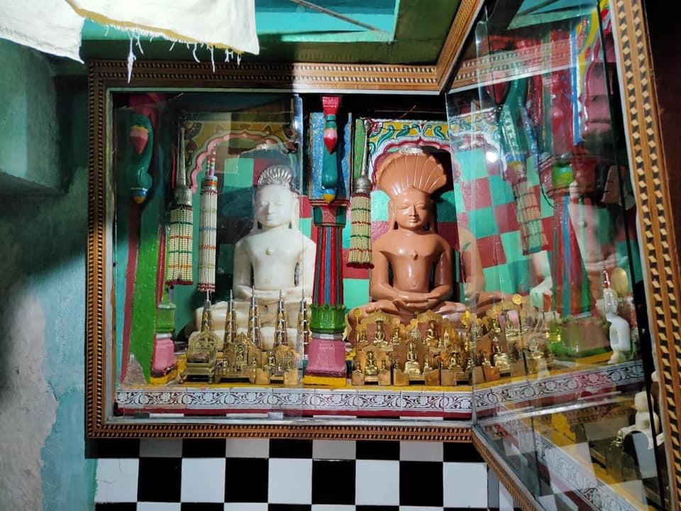 Shri Digamber Jain Mandir, Gadhola Jagir, Tehsil - Khurai, District - Sagar (Madhya Pradesh) thumbnail 2