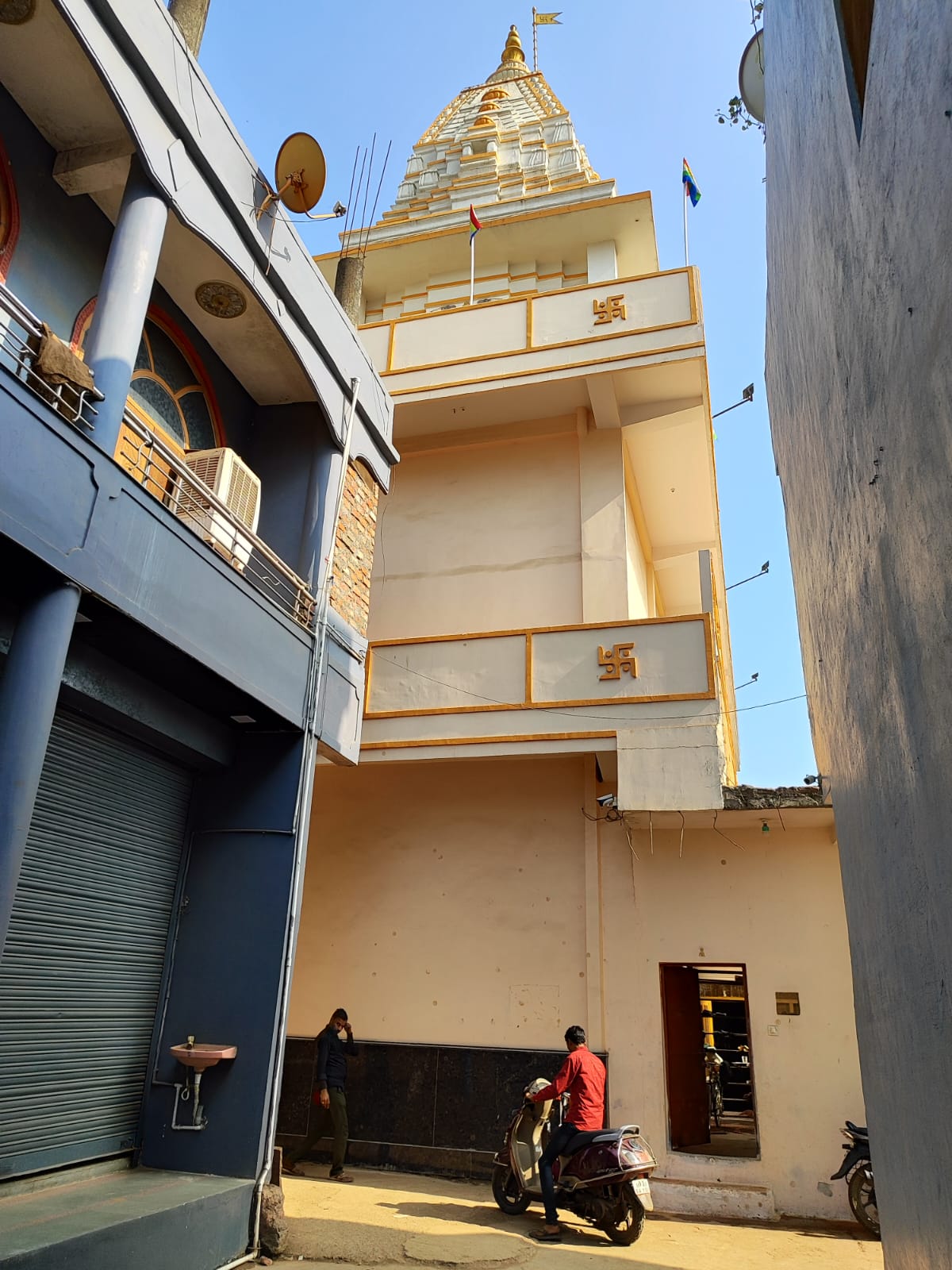 Shri 1008 Trimurti Digamber Jain Mandir, Bareth Road, Ganj Basoda, District - Vidisha (M.P.) image 2