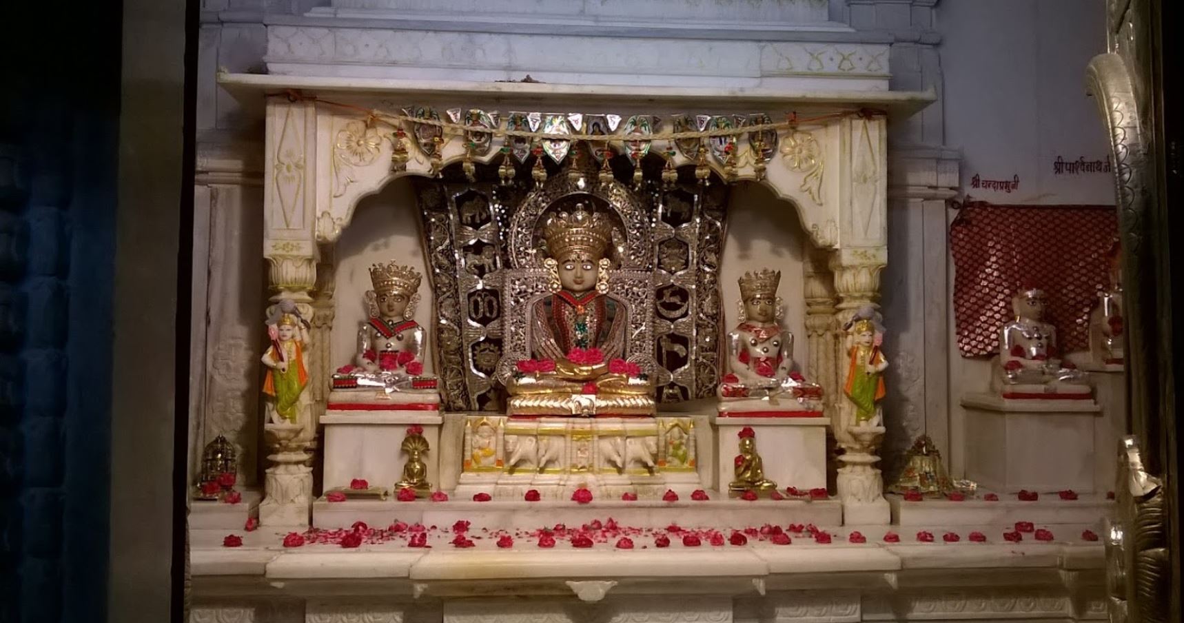 Shri Ajitnath Jain Shwetamber Mandir, Chota Sarafa, Ujjain (Madhya Pradesh) image 2