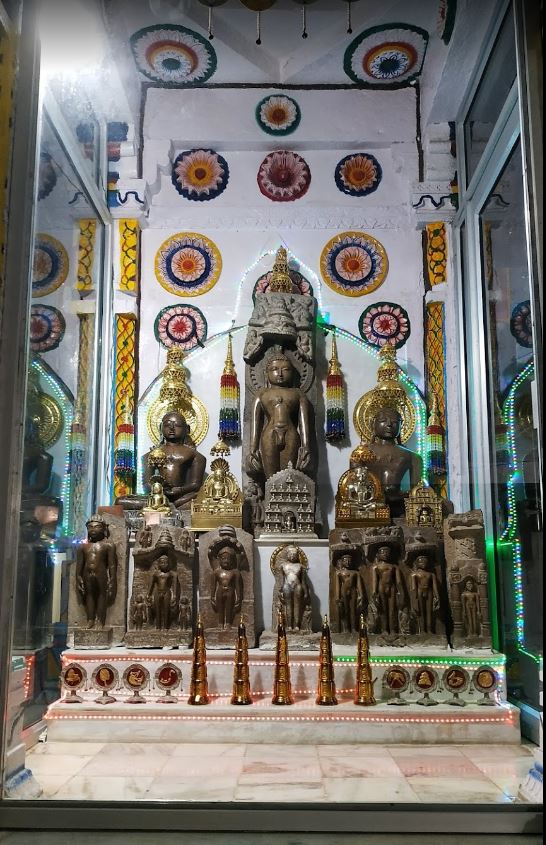 Shri Parshvnath Digamber Jain Purana Mandir, Chanderi, District-Ashoknagar (M.P.) image 1