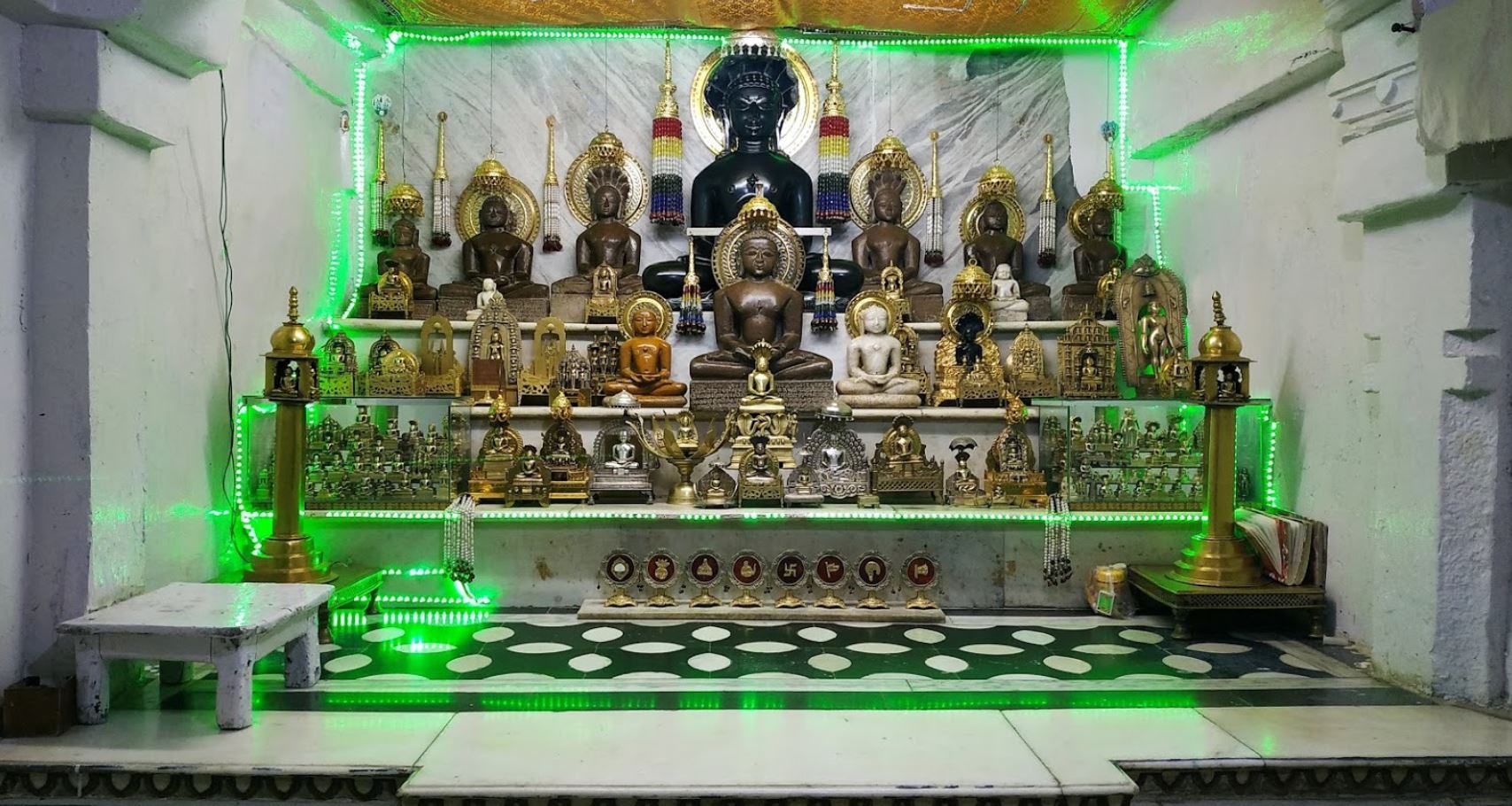 Shri Parshvnath Digamber Jain Purana Mandir, Chanderi, District-Ashoknagar (M.P.) image 3