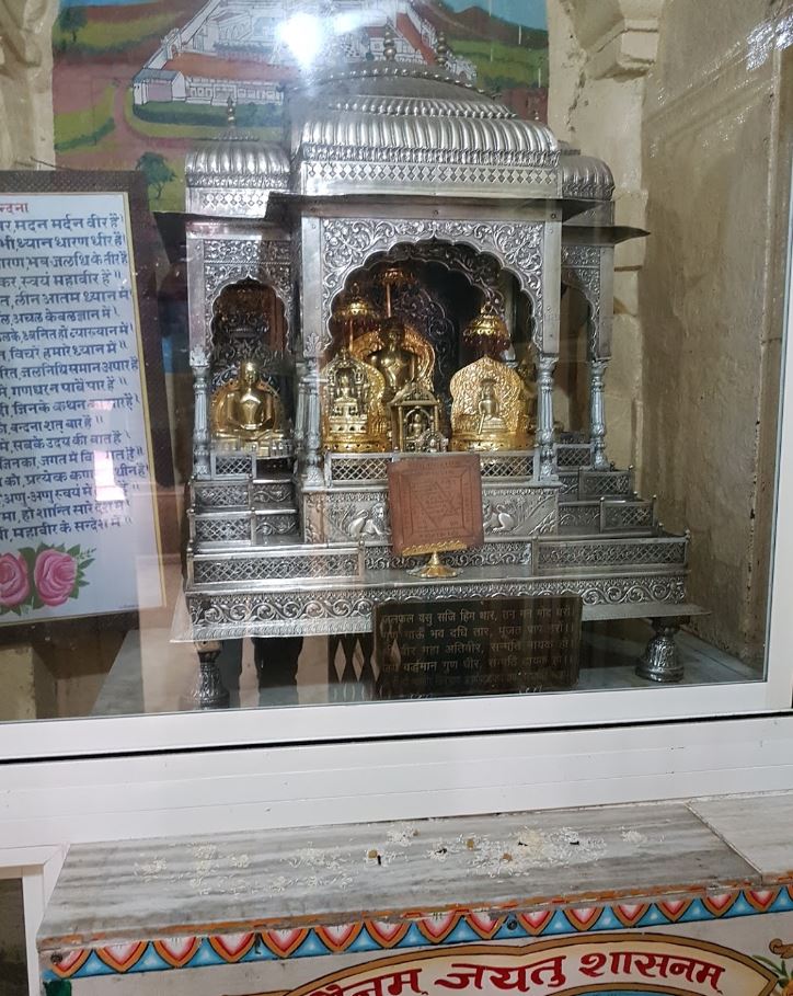 Shri Adinath Porwad Digamber Jain Mandir, Maheshwar, District - Khargone (M.P.) image 4