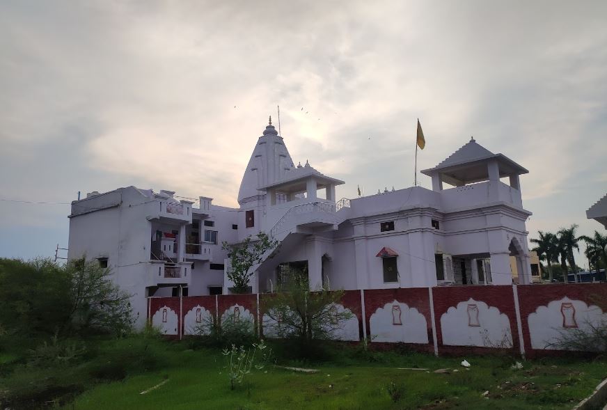 Shri Munisuvratnath Digamber Jain Mandir, Aamgaon Naka, Gadarwara, District - Narsimhapur (M.P.) image 2