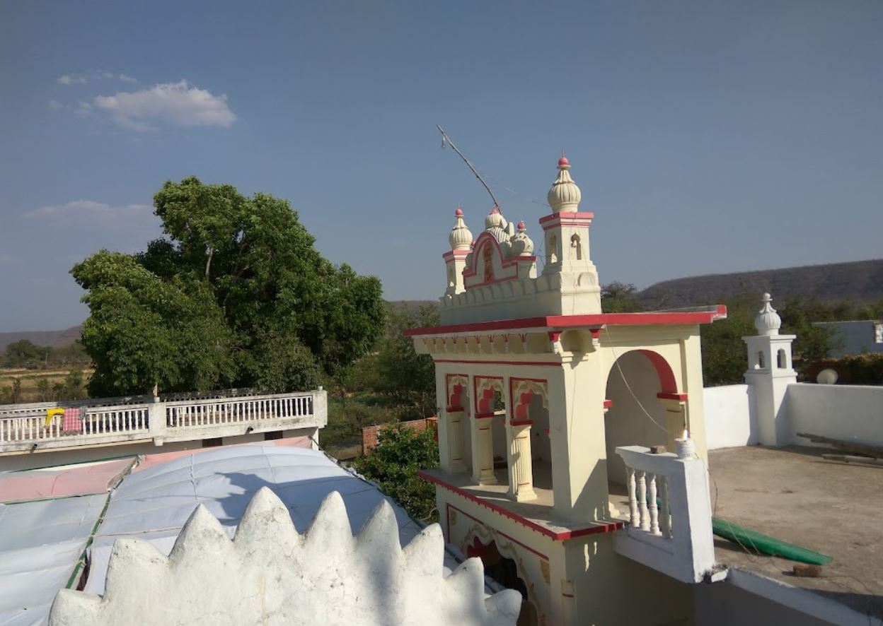 Shri Panchbalyati Tirthankar Digambar Jain Mandir, Kunwarpur, District - Panna (M.P.) image 1