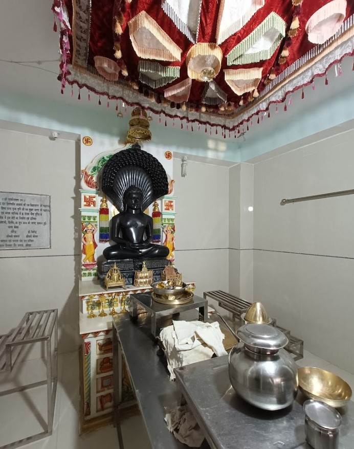 Shri 1008 Digamber Jain Mandir, Orchha, District - Niwari (M.P.) image 2