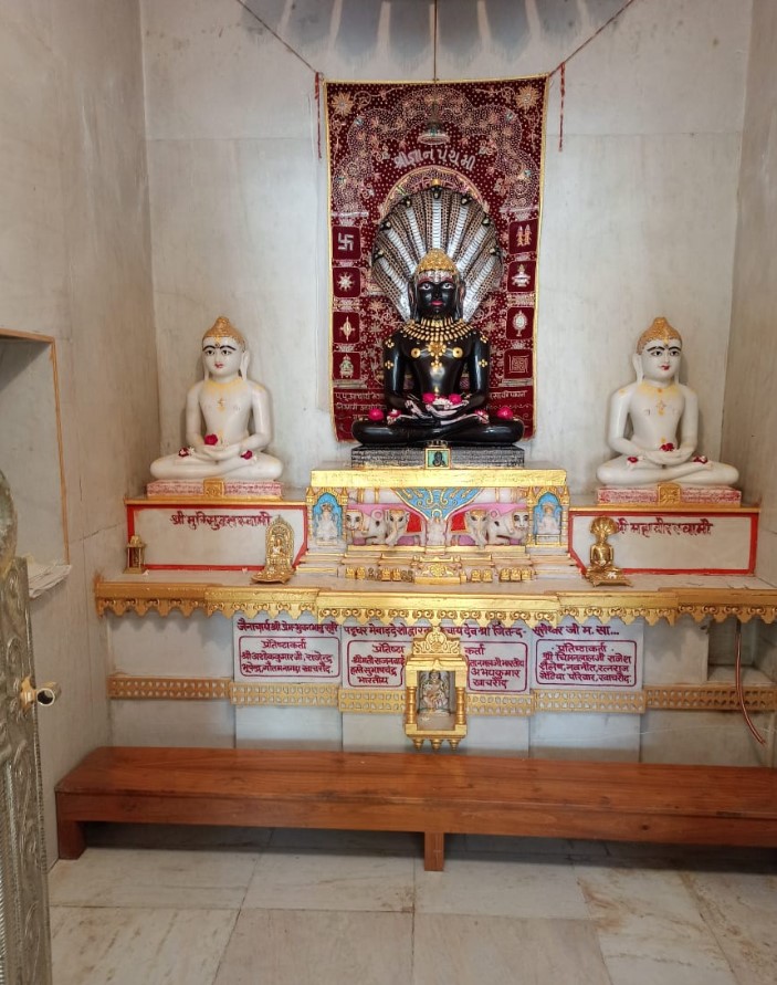 Shri Nakoda Parshvnath Jain Shwetamber Mandir, Rama Talai Khacharod Ka, Khachrod, District - Ujjain (M.P.) main image