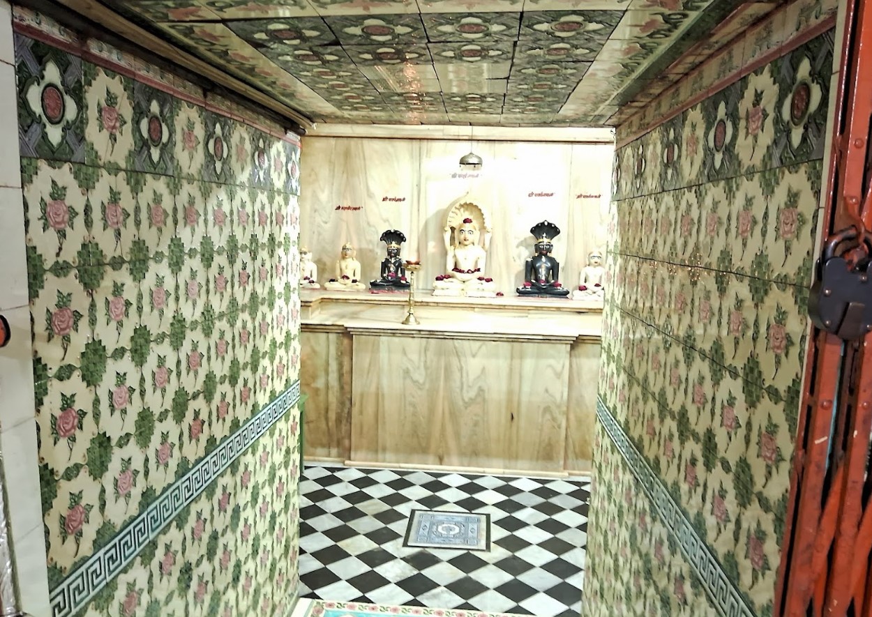 Shri Adinath Bhagwan Jain Shwetamber Mandir, Pipali Bazar, Jaora, District - Ratlam (M.P.) main image