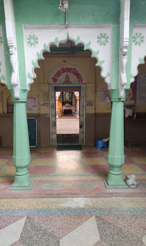 Shri 1008 Parshvnath Digamber Jain Mandir, Trimurti Jinalaya, Lakshmi Bai Marg, Kakaganj, Sagar (M.P.) thumbnail 3