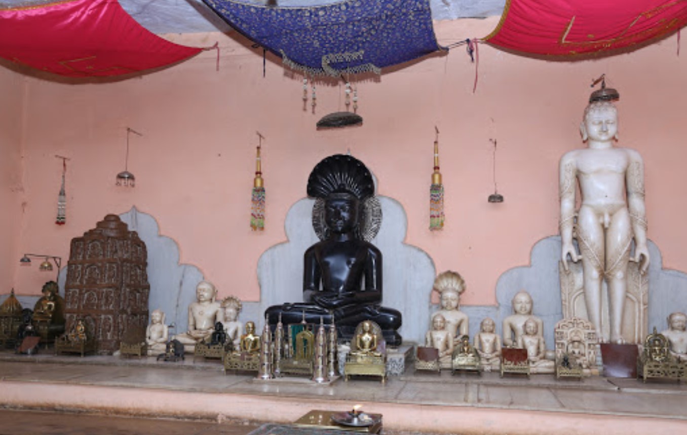 Shri Parshvnath Digamber Jain Mandir, Bada Bazar, Old Shivpuri, Shivpuri (M.P.) thumbnail 3