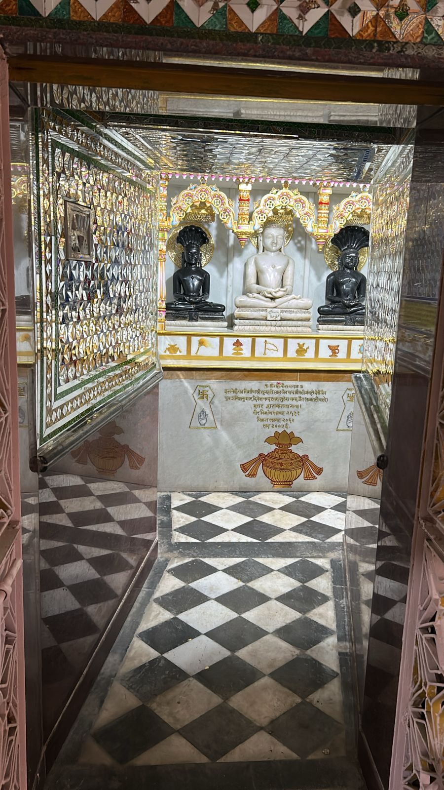Shri 1008 Parshvnath Digamber Jain Mandir, Talhati Mandir No. 7, Sonagiri, Sinawal, District - Datia (M.P.) image 8