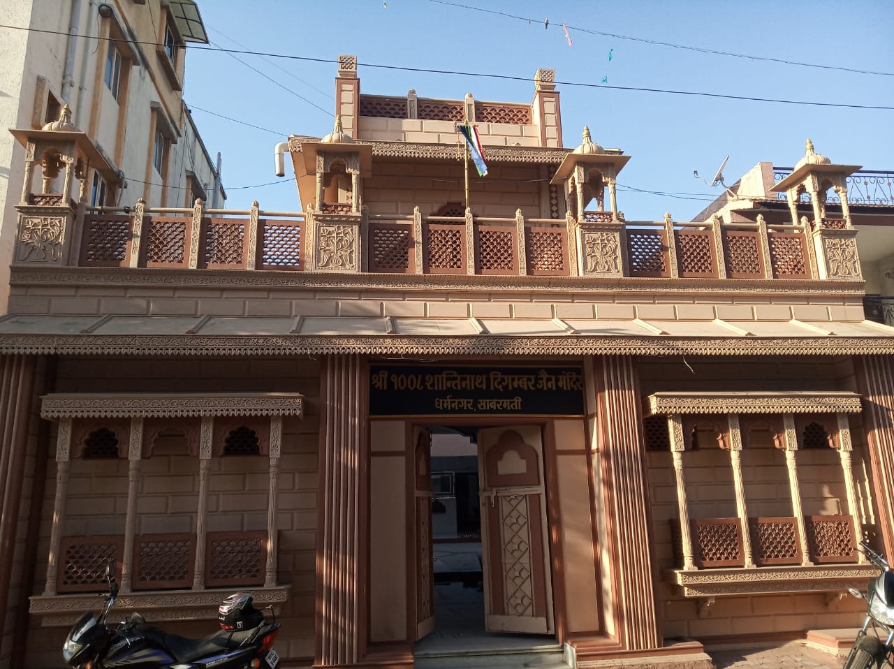 Shri 1008 Shantinath Digamber Jain Mandir, Dharam Nagar II, Sabarmati, Ahmedabad (Gujarat) thumbnail 2