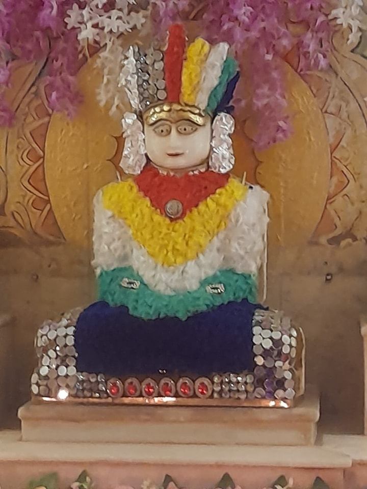Shri Sumatinath Bhagwan Shwetamber Jain Mandir, Old Town, Malkapur, District - Buldana (Maharashtra) thumbnail 3