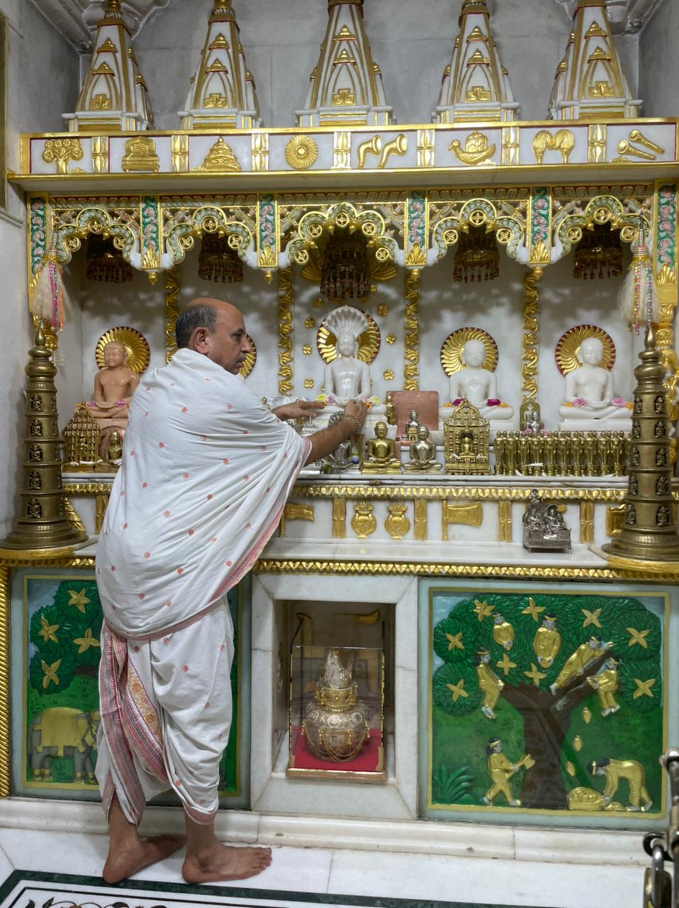 Shri 1008 Parshvnath Digamber Jain Mandir, Kika Street, Gulal Wadi, Bhuleshwar, Mumbai (Maharashtra) thumbnail 6