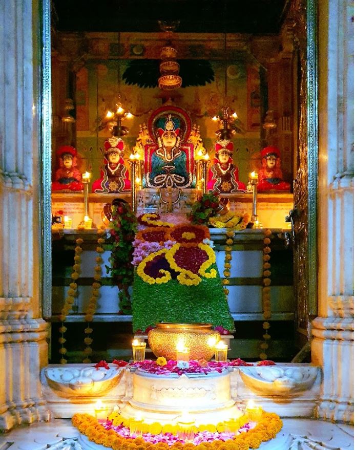 Shri Sambhavnath Bhagwan Jain Derasar, Main Bazar, Vansda, District - Navsari (Gujarat) image 3