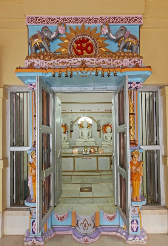 Bhagwan Shri Simandhar Swami Nu Sanaatan Digamber Jain Mandir, Khakh Chowk, Lathi, District - Amreli (Gujarat) image 2