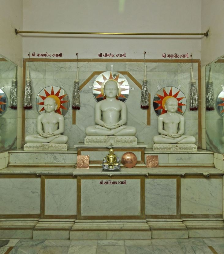 Bhagwan Shri Simandhar Swami Nu Sanaatan Digamber Jain Mandir, Khakh Chowk, Lathi, District - Amreli (Gujarat) image 3