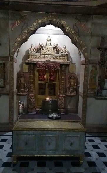 Shri Shitalnath Bhagwan Jain Derasar, Jain Pedhi Street, Khapatia Chakla, Gopipura, Surat (Gujarat) image 2