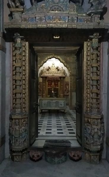 Shri Shitalnath Bhagwan Jain Derasar, Jain Pedhi Street, Khapatia Chakla, Gopipura, Surat (Gujarat) image 5