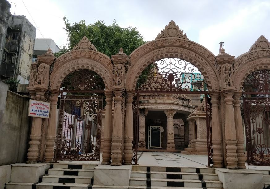 Shri Laxmibai Manmohan Parshvnath Jain Derasar, Khapatia Chakla, Gopipura, Surat (Gujarat) image 1