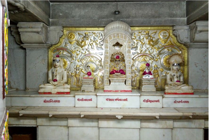 Shri Sahastrafana Parshvnath Jain Tirth, Shri Shitalnath Swami Jain Derasar, Khapatia Chakla, Gopipura, Surat (Gujarat) image 3