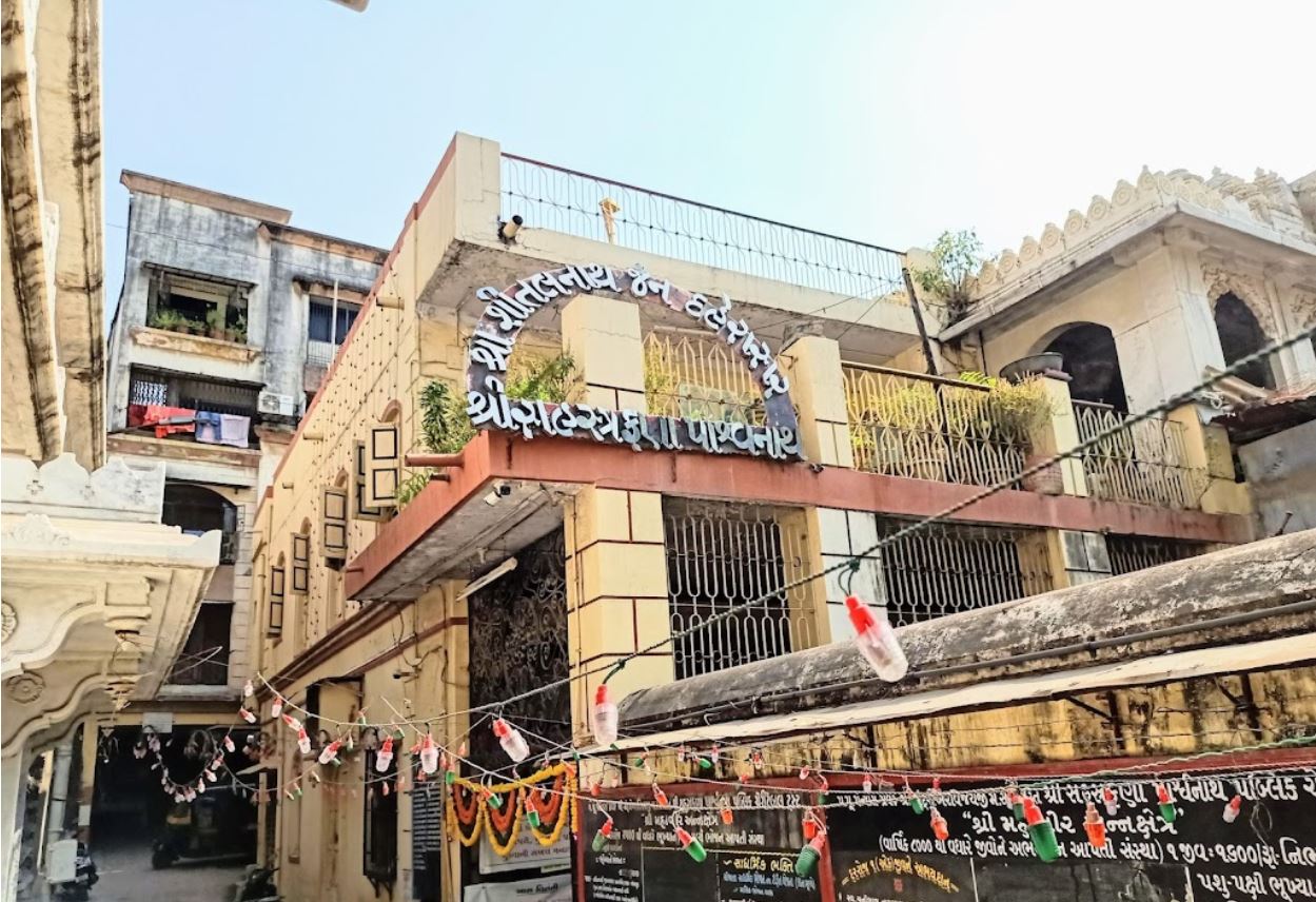 Shri Sahastrafana Parshvnath Jain Tirth, Shri Shitalnath Swami Jain Derasar, Khapatia Chakla, Gopipura, Surat (Gujarat) image 8
