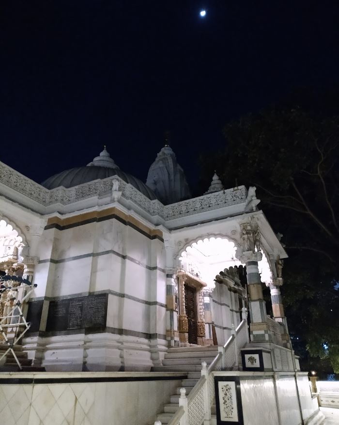 Shri Adinath Bhagwan Jain Derasar, Athwalines, KrishnaKunj Society, Subhash Nagar, Athwa, Surat (Gujarat) image 1