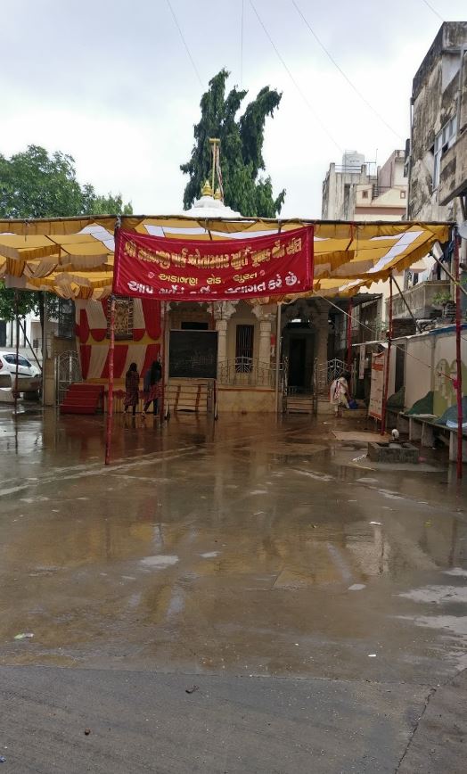 Shri Makanji Park Shwetamber Murtipujak Jain Sangh Derasar, Param Housing Society, Adajan Patiya, Surat (Gujarat) image 1