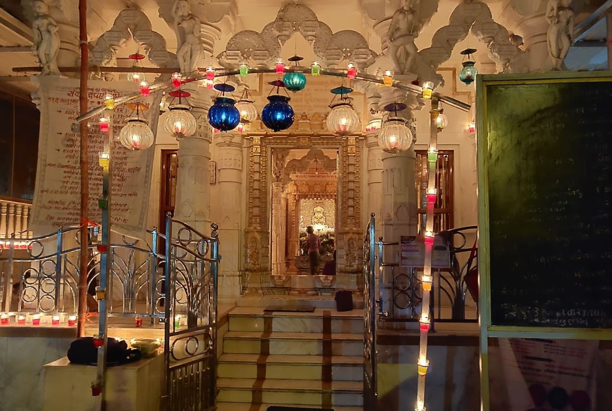 Shri Makanji Park Shwetamber Murtipujak Jain Sangh Derasar, Param Housing Society, Adajan Patiya, Surat (Gujarat) image 4